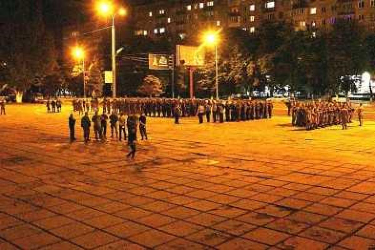 В Мариуполе ночью военные готовились ко встрече с Ляшко и Аваковым