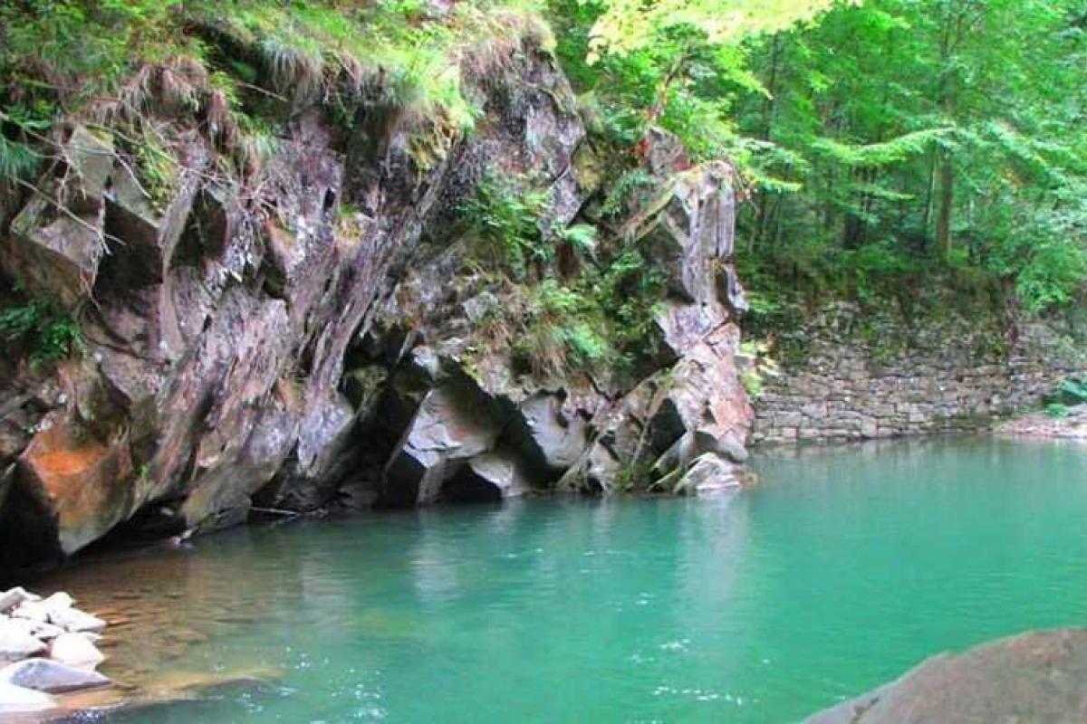 На Закарпатье нашли уникальную заводь с бирюзовой водой