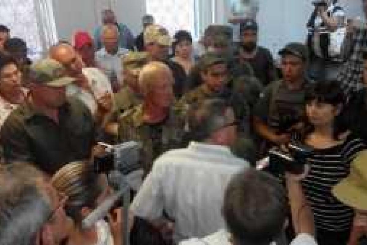 Беспорядки в суде Мариуполя: провокаторы хотели сорвать заседание по убийству силовика СБУ