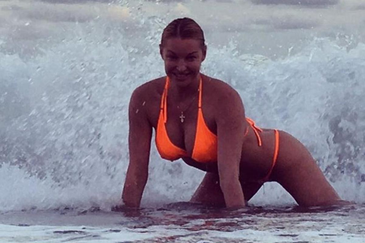 Анастасия Волочкова продолжает удивлять публику своими откровенными снимками Анастасия Волочкова продолжает удивлять публику своими откровенными снимками