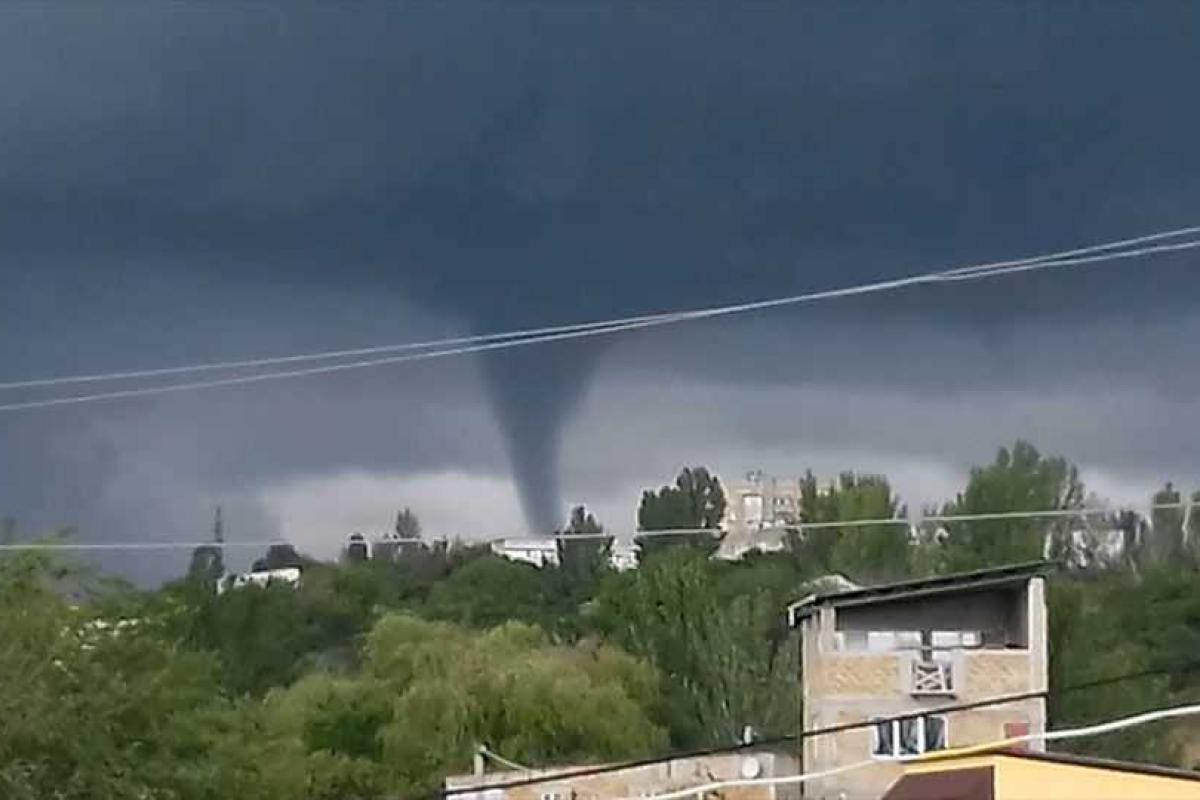 Жители Феодосии сняли на видео смерч Жители Феодосии сняли на видео смерч