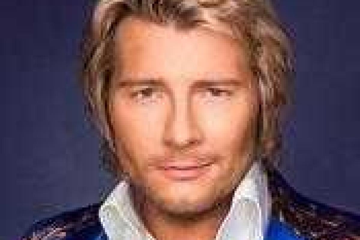 Николай Басков поцеловал другого "натурального блондина" Николай Басков поцеловал другого "натурального блондина"