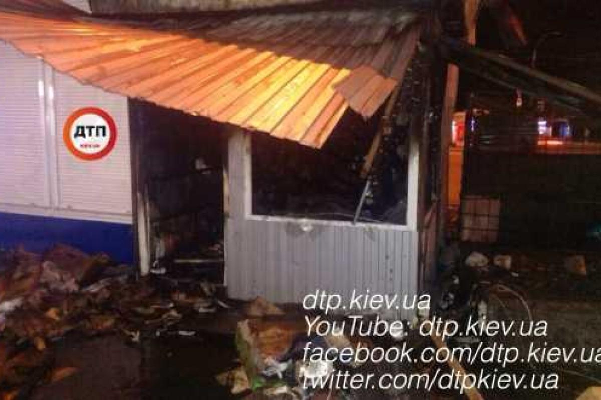 В Киеве продуктовый киоск сгорел за считанные минуты