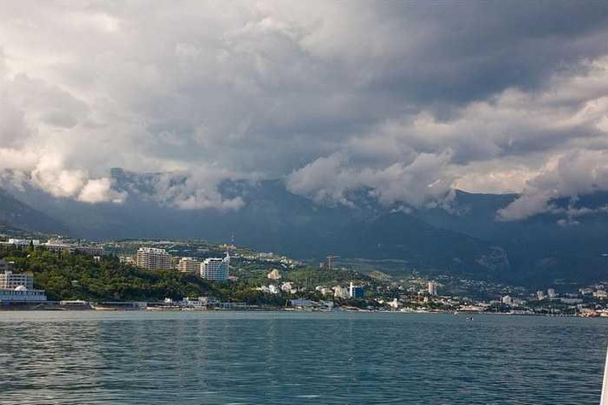 В Ялте сейчас совсем пусто, магазины вечером не работают - туристы В Ялте сейчас совсем пусто, магазины вечером не работают - туристы