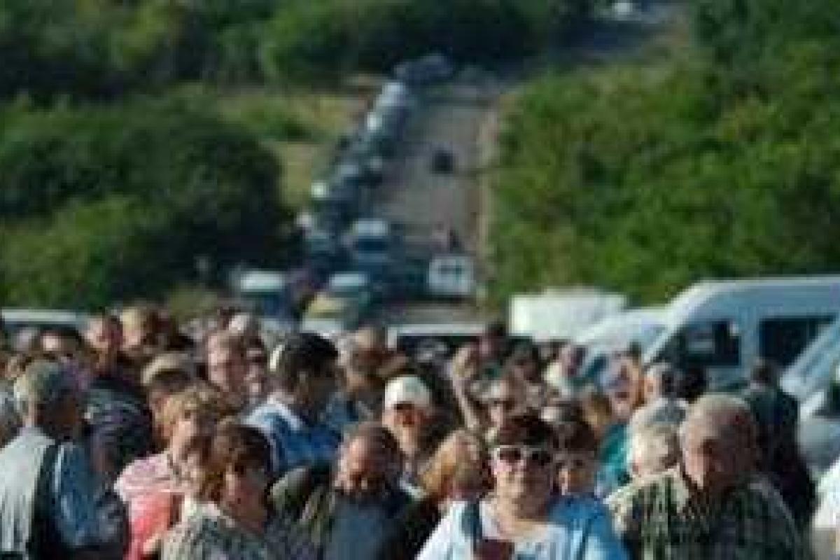 На блокпостах в Марьинке, Бахмуте и Новотроицком сутками простаивают сотни машин На блокпостах в Марьинке, Бахмуте и Новотроицком сутками простаивают сотни машин