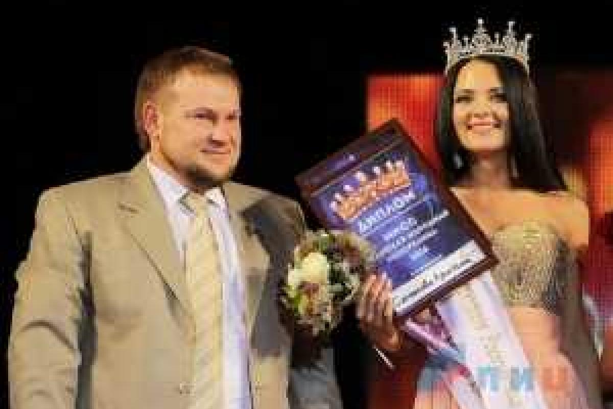 В "ЛНР" выбрали свою королеву красоты: пользователей соцсетей возмутил конкурс пионерок В "ЛНР" выбрали свою королеву красоты: пользователей соцсетей возмутил конкурс пионерок