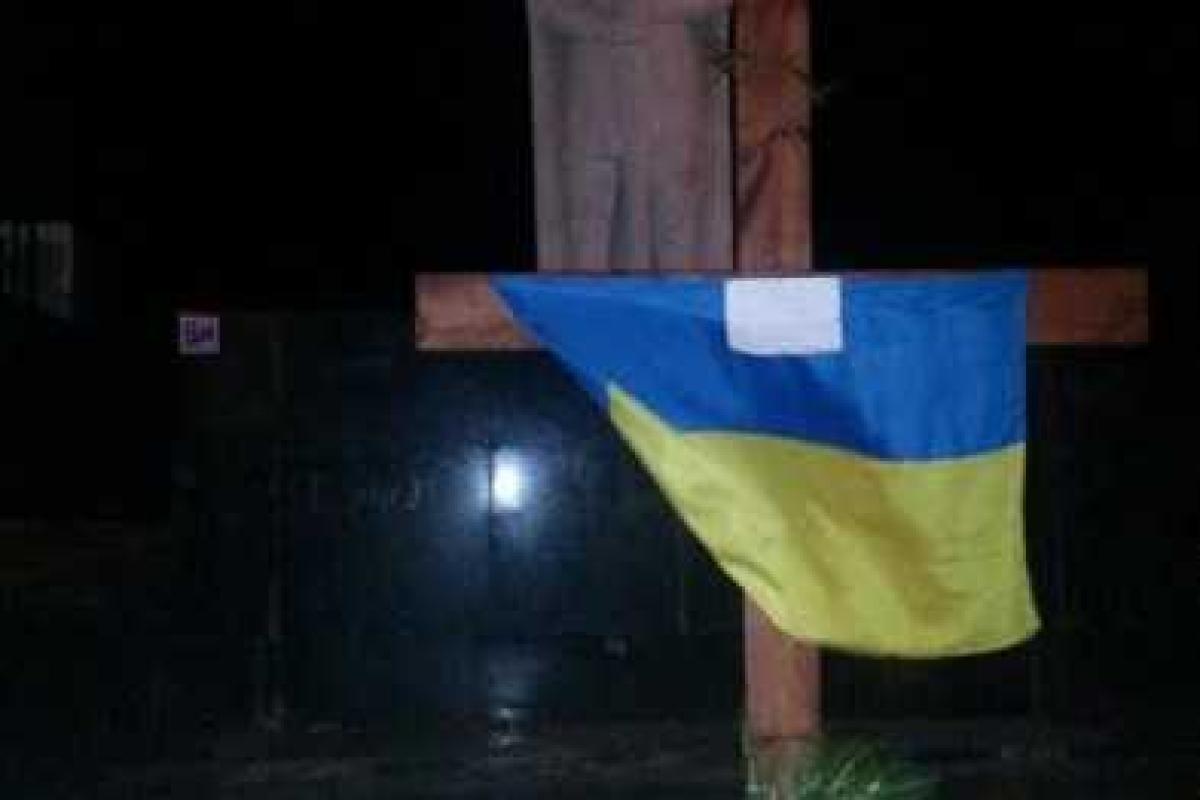 В Мариуполе разгорелся скандал вокруг креста на площади Свободы