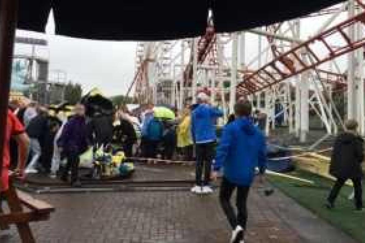 В шотландском парке аттракционов поезд американских горок слетел с рельсов: много раненых В шотландском парке аттракционов поезд американских горок слетел с рельсов: много раненых