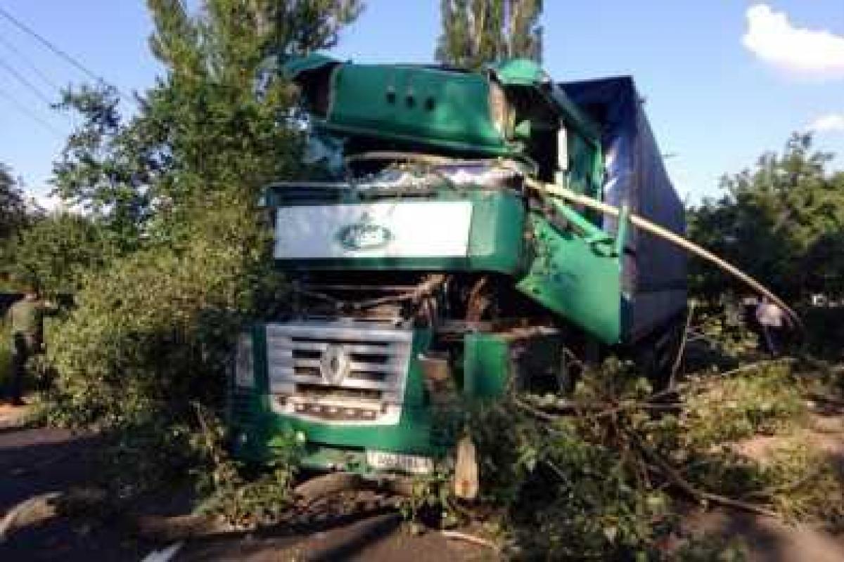 Страшное ДТП в Макеевке: фура врезалась в газопровод, погиб водитель Страшное ДТП в Макеевке: фура врезалась в газопровод, погиб водитель