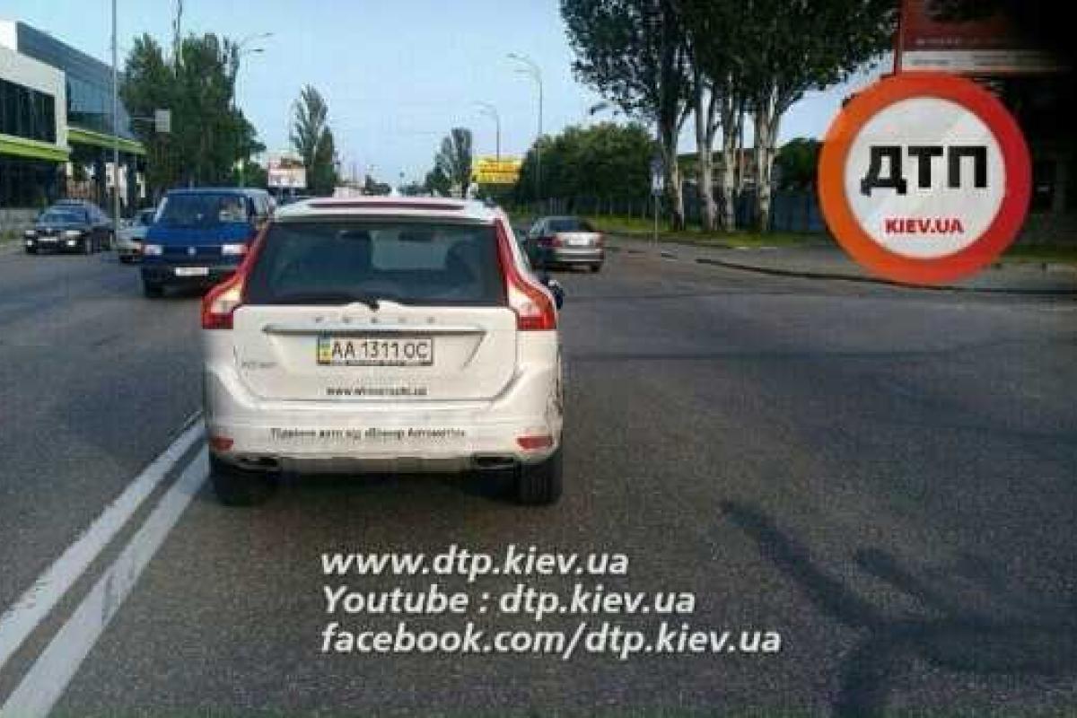 В Киеве авто сбило пешехода-нарушителя В Киеве авто сбило пешехода-нарушителя
