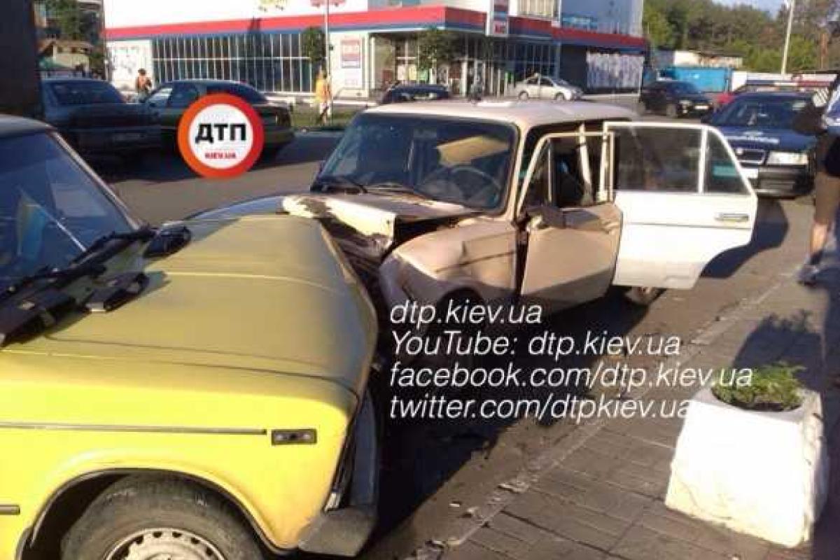 Под Киевом пьяный водитель ВАЗа протаранил авто и протащил его 20 метров