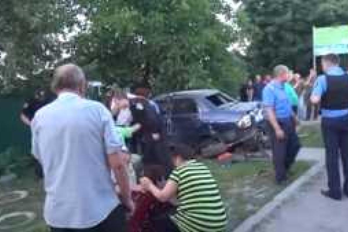 На Киевщине толпа едва не растерзала водителя, по вине которого погибли двое детей