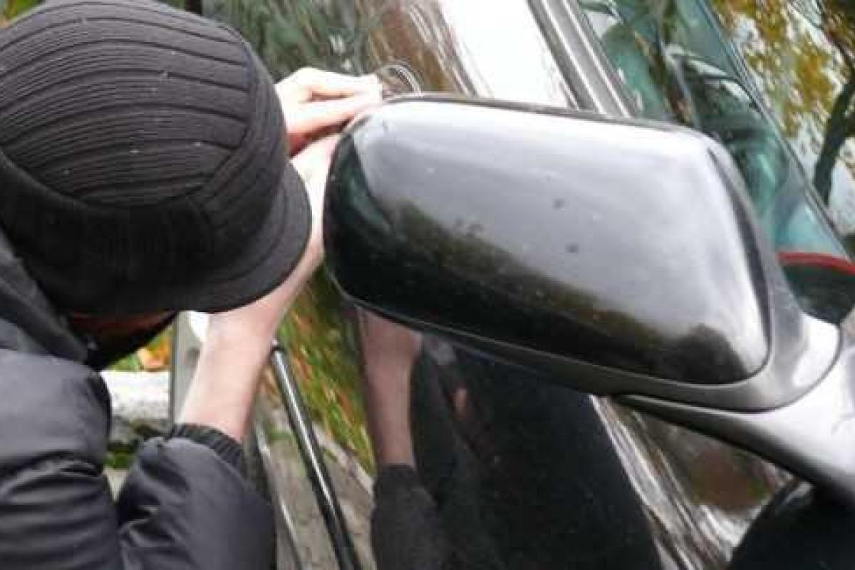 В Киеве ночью поймали вора, который обокрал авто В Киеве ночью поймали вора, который обокрал авто