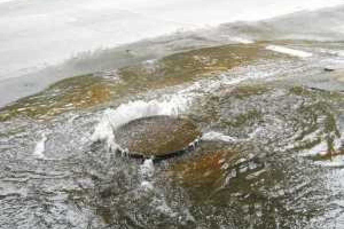 Берег Алупки в Крыму смывает потоком прорванной канализации Берег Алупки в Крыму смывает потоком прорванной канализации