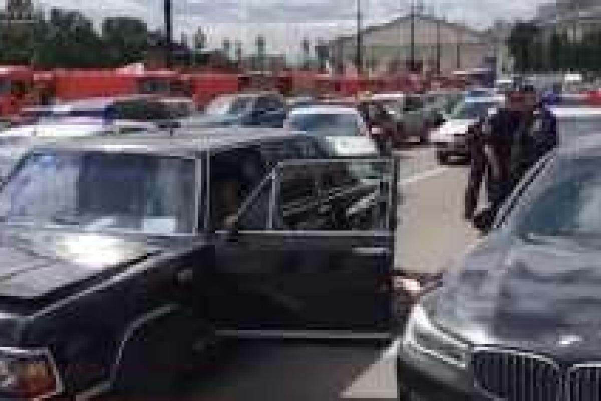 Возле Кремля из-за бомжа на раритетном авто произошла погоня со стрельбой Возле Кремля из-за бомжа на раритетном авто произошла погоня со стрельбой