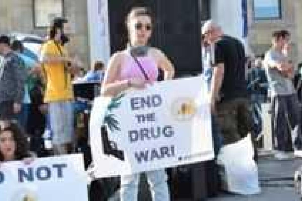 Акция протеста в Грузии: молодые люди требуют легализацию марихуаны Акция протеста в Грузии: молодые люди требуют легализацию марихуаны