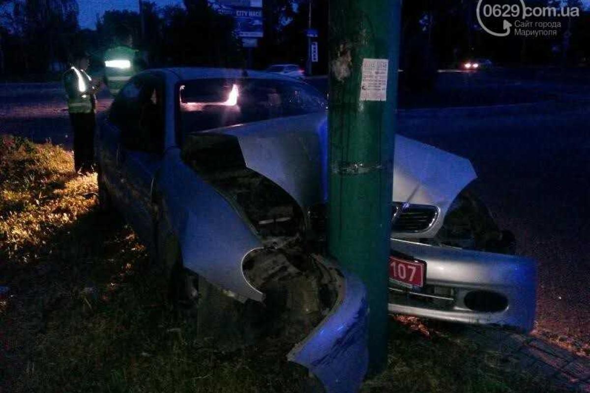 В Мариуполе Daewoo на Приморском бульваре врезался в столб В Мариуполе Daewoo на Приморском бульваре врезался в столб