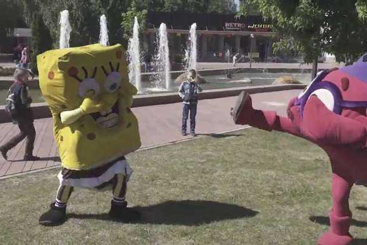 В России на детском празднике подрались Губка Боб и Ежик из "Смешариков" В России на детском празднике подрались Губка Боб и Ежик из "Смешариков"