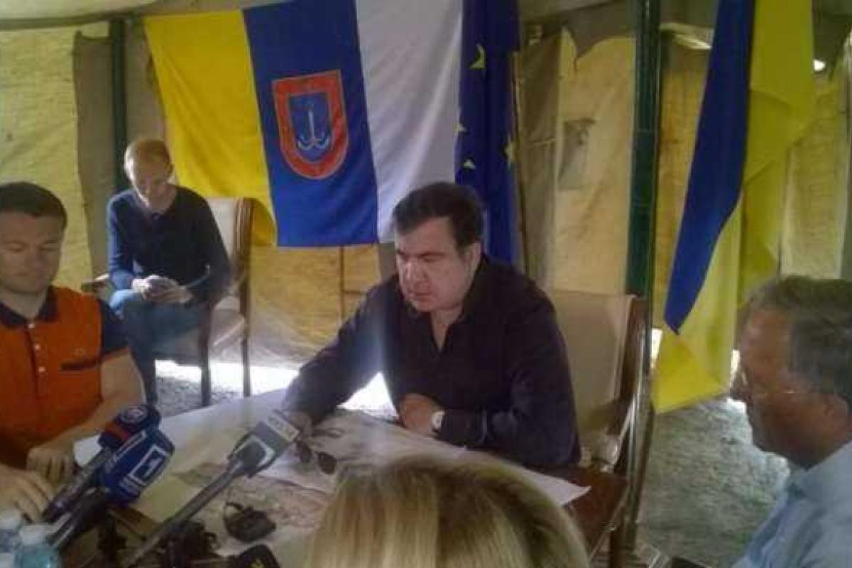 Саакашвили сдержал обещание и перенес свой кабинет в палатку на трассе Саакашвили сдержал обещание и перенес свой кабинет в палатку на трассе