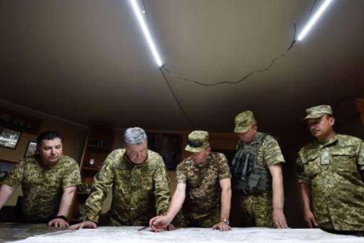 Президент Украины попал под вражеский обстрел на Донбассе Президент Украины попал под вражеский обстрел на Донбассе