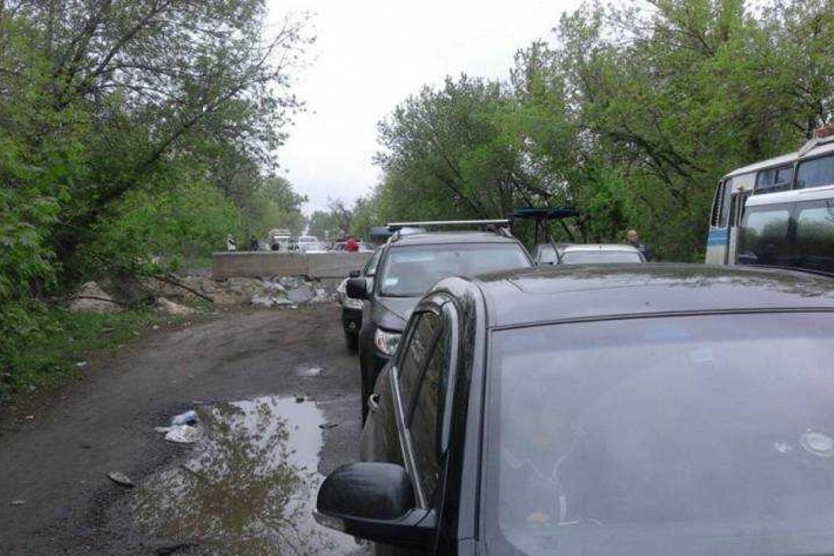 Ситуация на блокпостах: сегодня лучше отложить поездку через КПВВ Ситуация на блокпостах: сегодня лучше отложить поездку через КПВВ