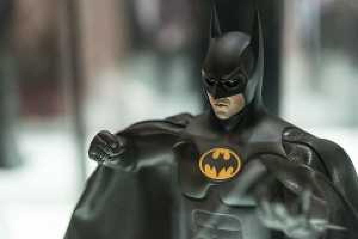 В России мужчина "вылетел" из окна высотки, надев костюм Бэтмена В России мужчина "вылетел" из окна высотки, надев костюм Бэтмена