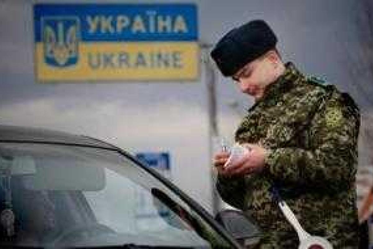 За взятки за проезд через КПВВ задержали пять пограничников За взятки за проезд через КПВВ задержали пять пограничников