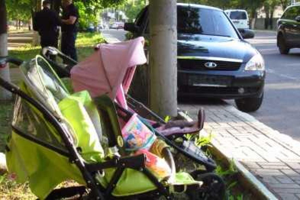"Расстрелять на месте за такое надо!" - в Мариуполе водитель сбил на тротуаре женщин с колясками