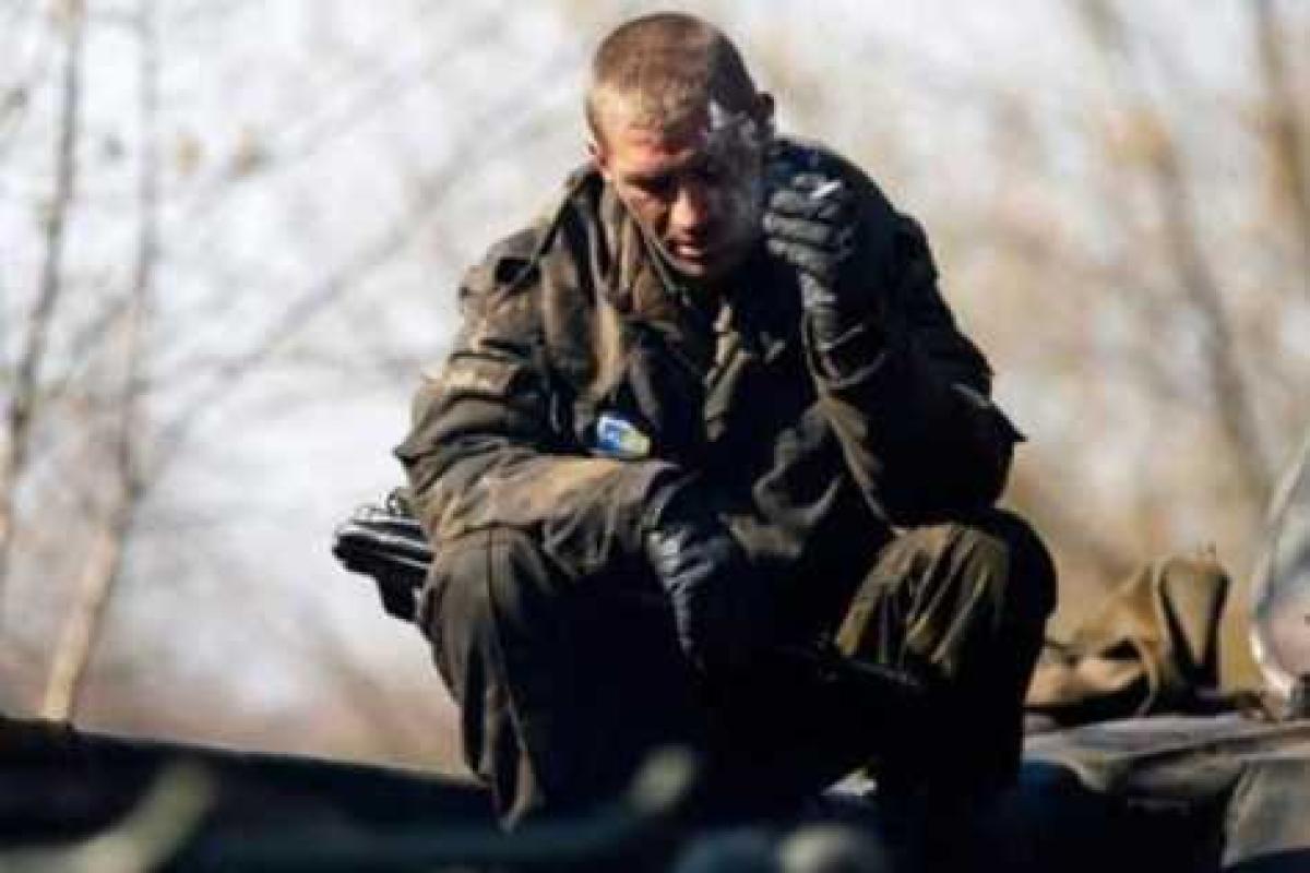 Украинский военный, не стесняясь в выражениях, обматерил Порошенко Украинский военный, не стесняясь в выражениях, обматерил Порошенко