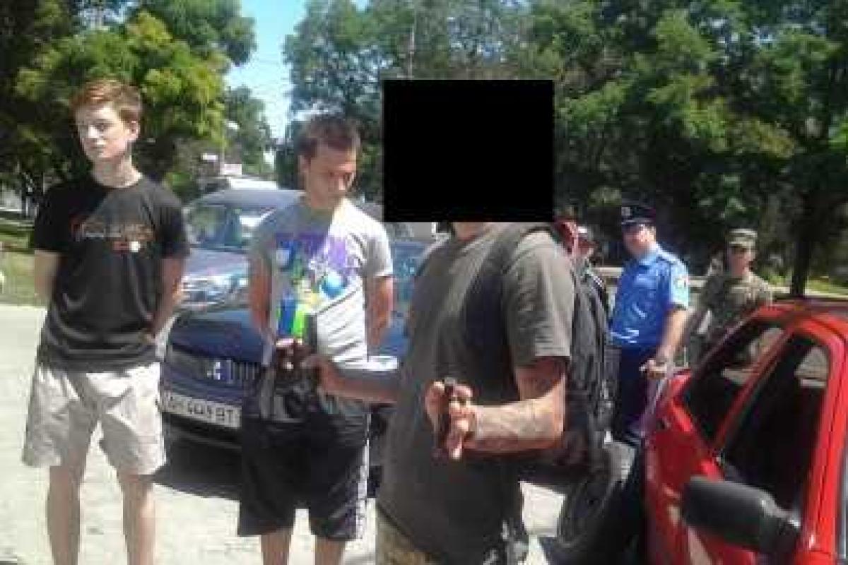 В Мариуполе у здания Приморского суда прозвучал выстрел