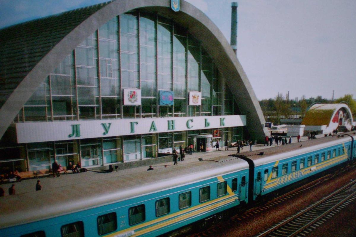 В Луганске сгорел единственный пассажирский поезд В Луганске сгорел единственный пассажирский поезд