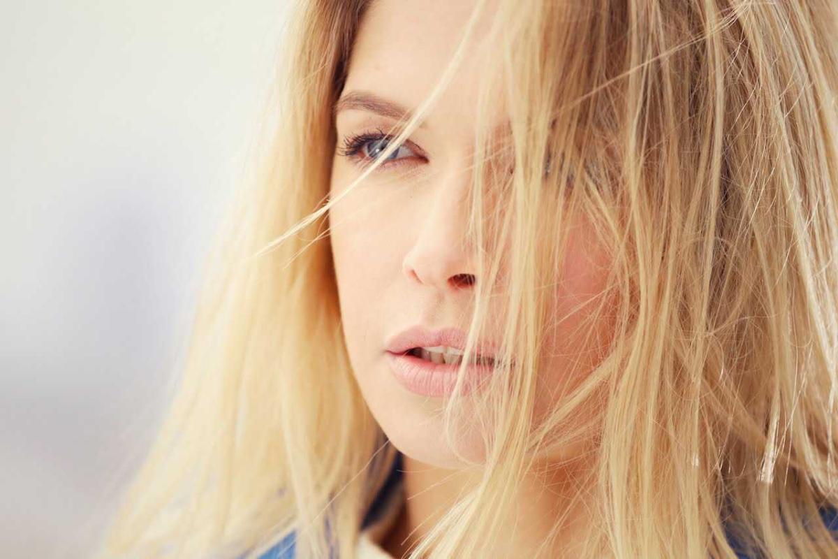 Вера Брежнева похвасталась фигурой в купальнике 