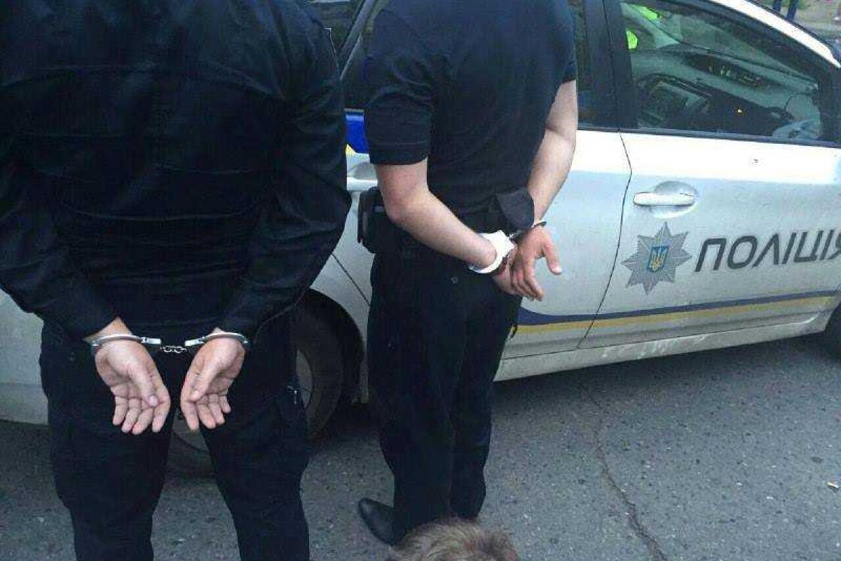 В Одессе патрульные-взяточники пытались сбежать на служебном "Приусе" В Одессе патрульные-взяточники пытались сбежать на служебном "Приусе"