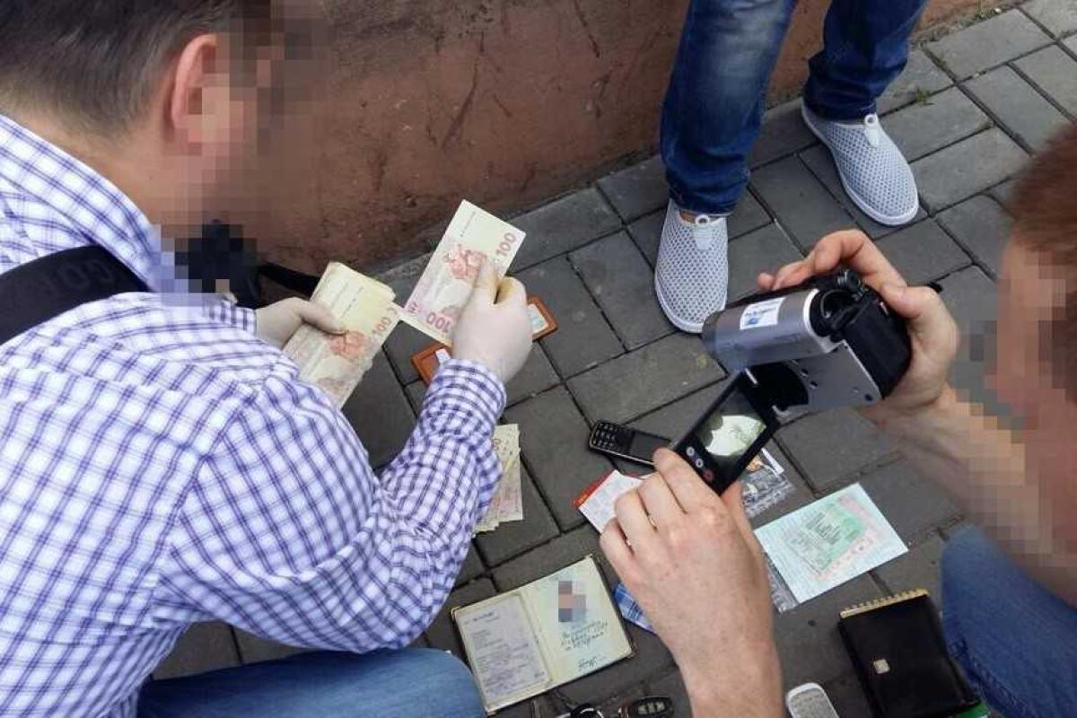 В Запорожье СБУ задержала полицейского на "крышевании" воров В Запорожье СБУ задержала полицейского на "крышевании" воров