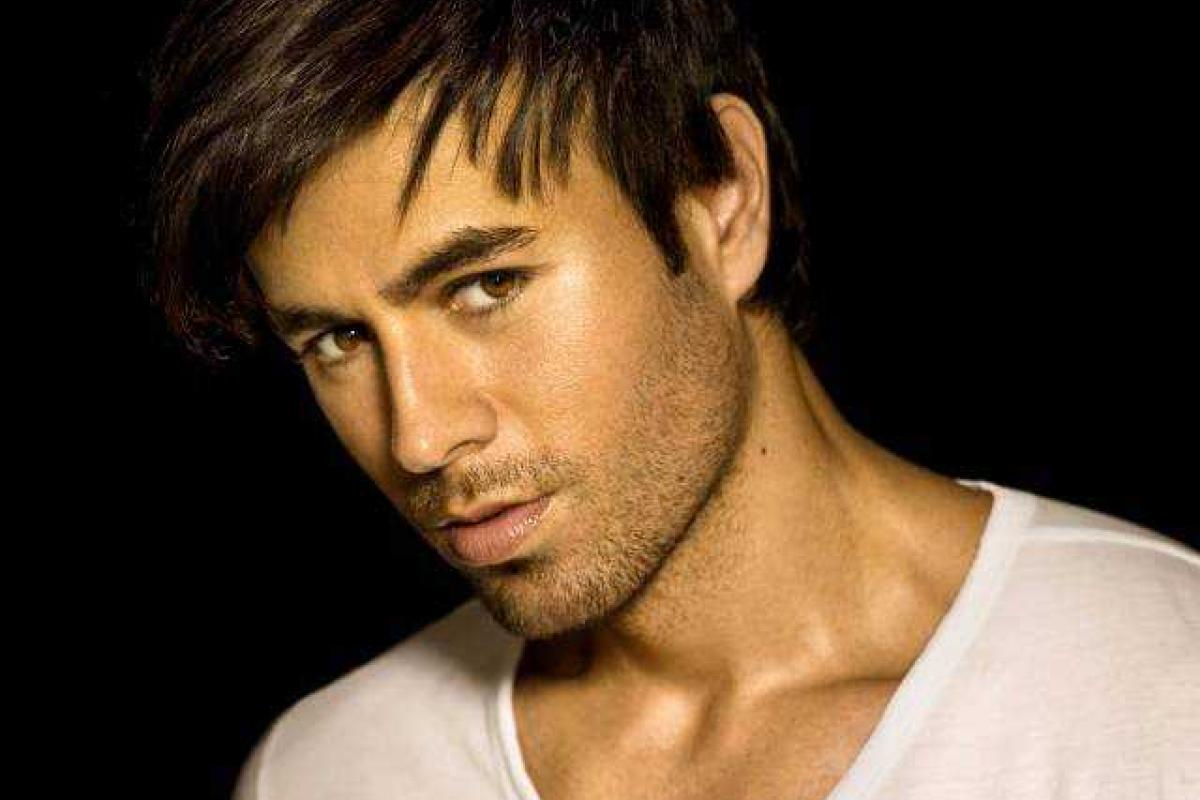 На Энрике Иглесиаса напала фанатка прямо во время выступления