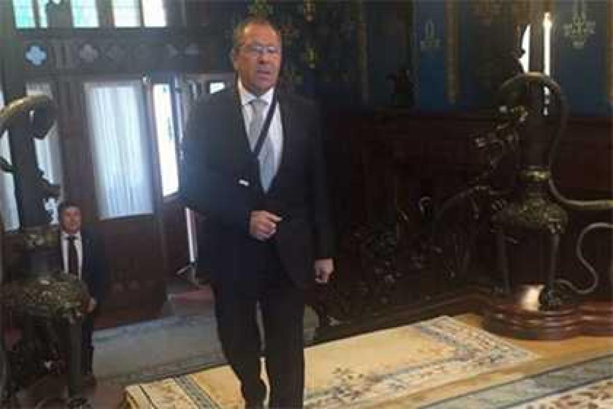 Глава МИД РФ Лавров пришел на работу с перевязанной рукой Глава МИД РФ Лавров пришел на работу с перевязанной рукой