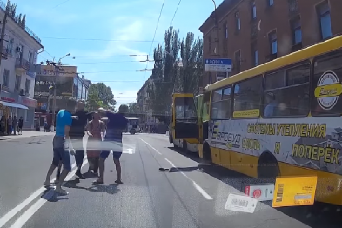 Водители маршруток в Мариуполе затеяли драку прямо на проезжей части