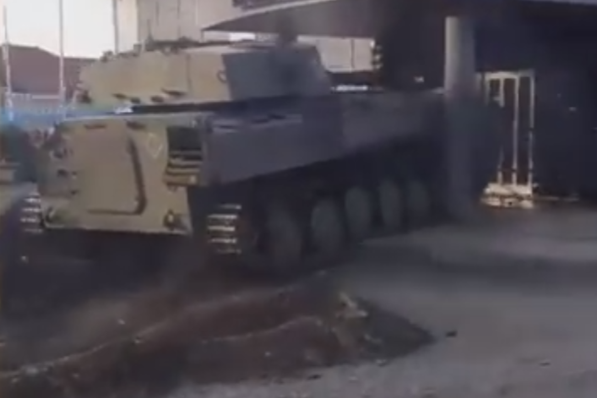 Мужчина протаранил свой ночной клуб гаубицей в Польше Мужчина протаранил свой ночной клуб гаубицей в Польше