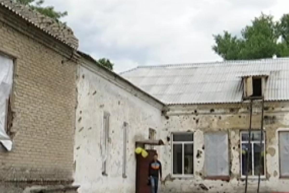 Выпускной вечер в Красногоровке: поврежденные стены, слезы и надежда Выпускной вечер в Красногоровке: поврежденные стены, слезы и надежда