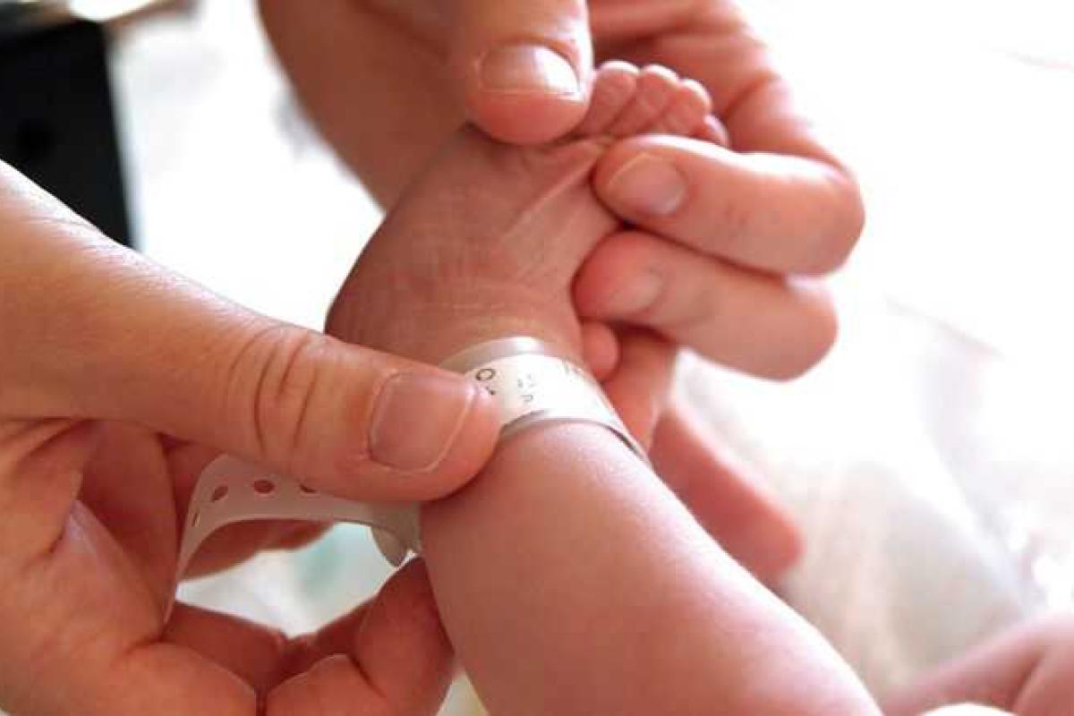 В Луганской области новорожденного ребенка нашли в коробке из-под печенья