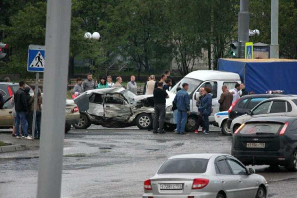 Российские школьники разбились на угнанной родительской машине Российские школьники разбились на угнанной родительской машине