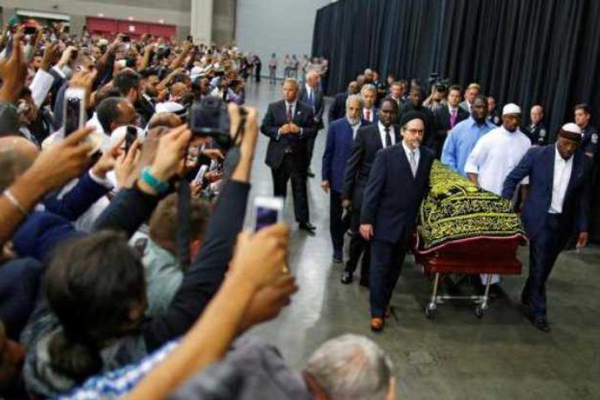 В США попрощаться с Мохаммедом Али пришло несколько тысяч человек В США попрощаться с Мохаммедом Али пришло несколько тысяч человек