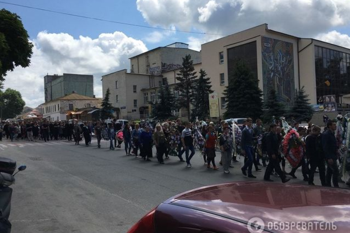 В Василькове несколько сотен человек пришли на похороны девочек, сбитых пьяным водителем