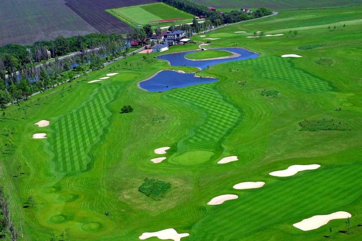 Журналист показал, во что террористы превратили гольф-клуб в Луганске Журналист показал, во что террористы превратили гольф-клуб в Луганске