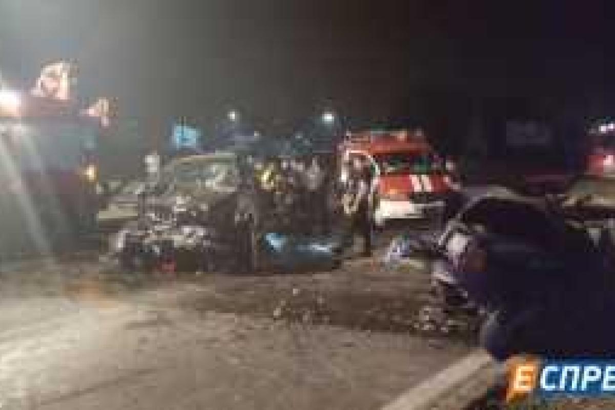 В Киеве пьяный водитель, удирая от полиции, спровоцировал масштабное ДТП В Киеве пьяный водитель, удирая от полиции, спровоцировал масштабное ДТП