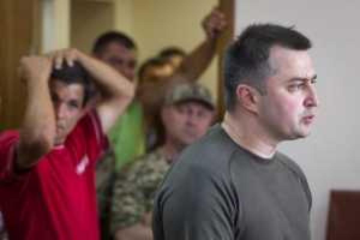 Бойцы добробатов набросились на военного прокурора Кулика в суде: "Ты нигде не воевал! Порви свое удостоверение!" Бойцы добробатов набросились на военного прокурора Кулика в суде: "Ты нигде не воевал! Порви свое удостоверение!"