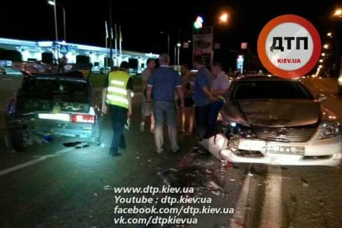ДТП в Киеве: ВАЗ влетел в лоб Лексусу