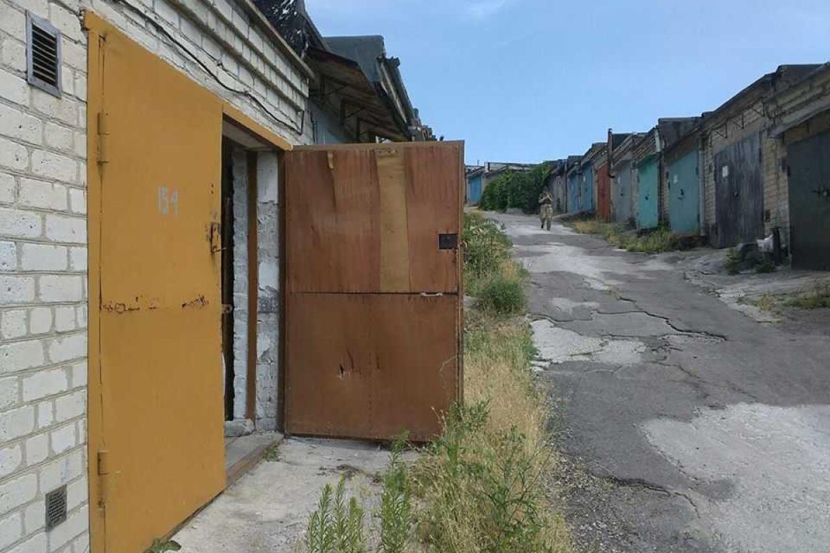 В одном из гаражей Бердянска обнаружен склад боеприпасов