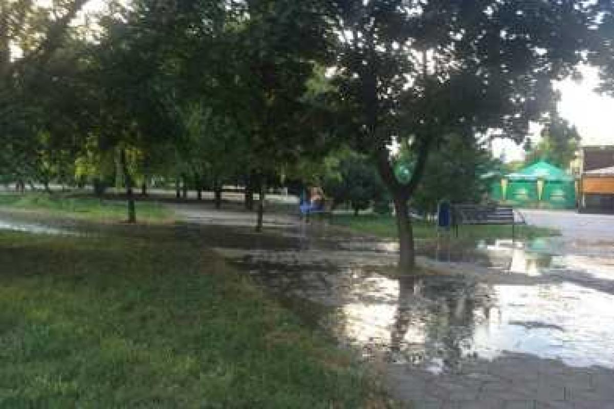 Центр Мариуполя затопило: вода бежала рекой всю ночь Центр Мариуполя затопило: вода бежала рекой всю ночь