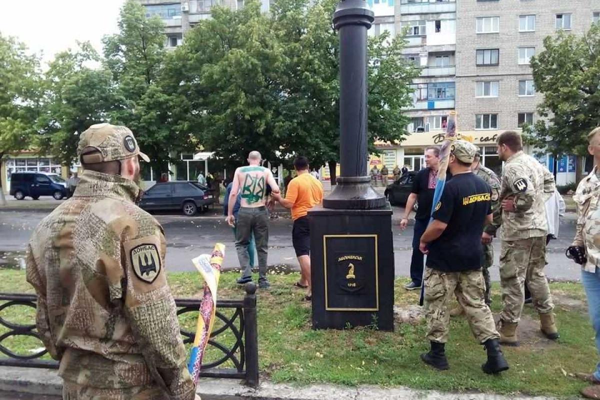 В Лисичанске мужчине, который хотел перекрасить сине-желтый "Танк", нарисовали на спине трезубец В Лисичанске мужчине, который хотел перекрасить сине-желтый "Танк", нарисовали на спине трезубец
